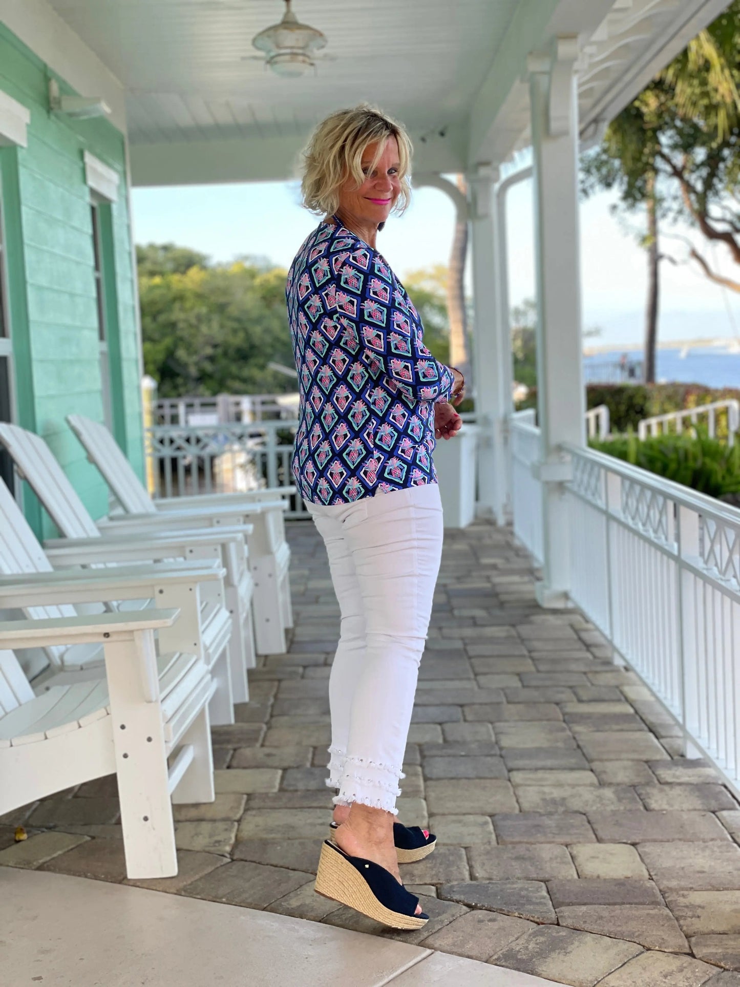 PINEAPPLE VAC V NECK TOP