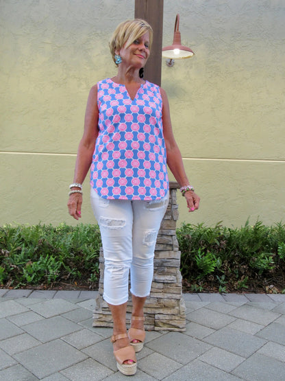 MEDALLION SLEEVESS V-NECK