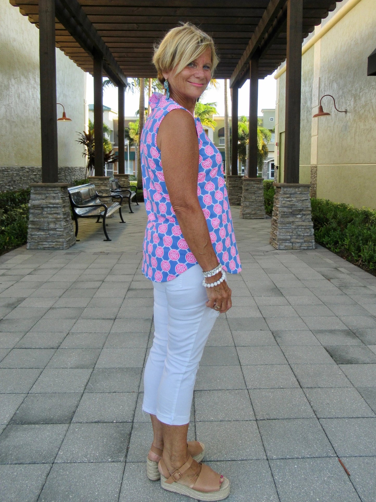 MEDALLION SLEEVESS V-NECK
