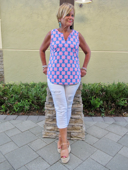 MEDALLION SLEEVESS V-NECK