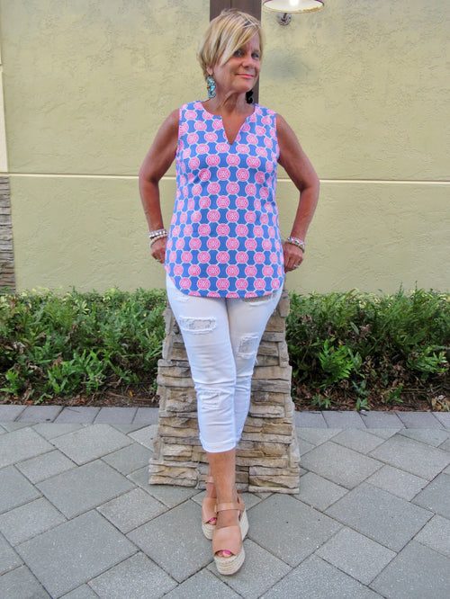 MEDALLION SLEEVESS V-NECK