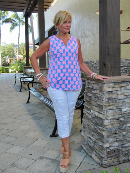 MEDALLION SLEEVESS V-NECK