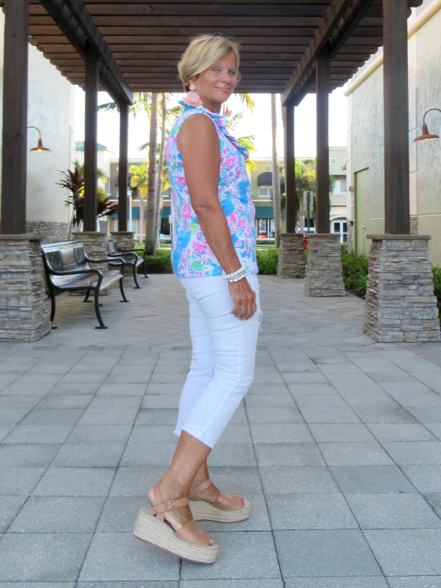 PALM BEACH SLEEVLESS V-NECK
