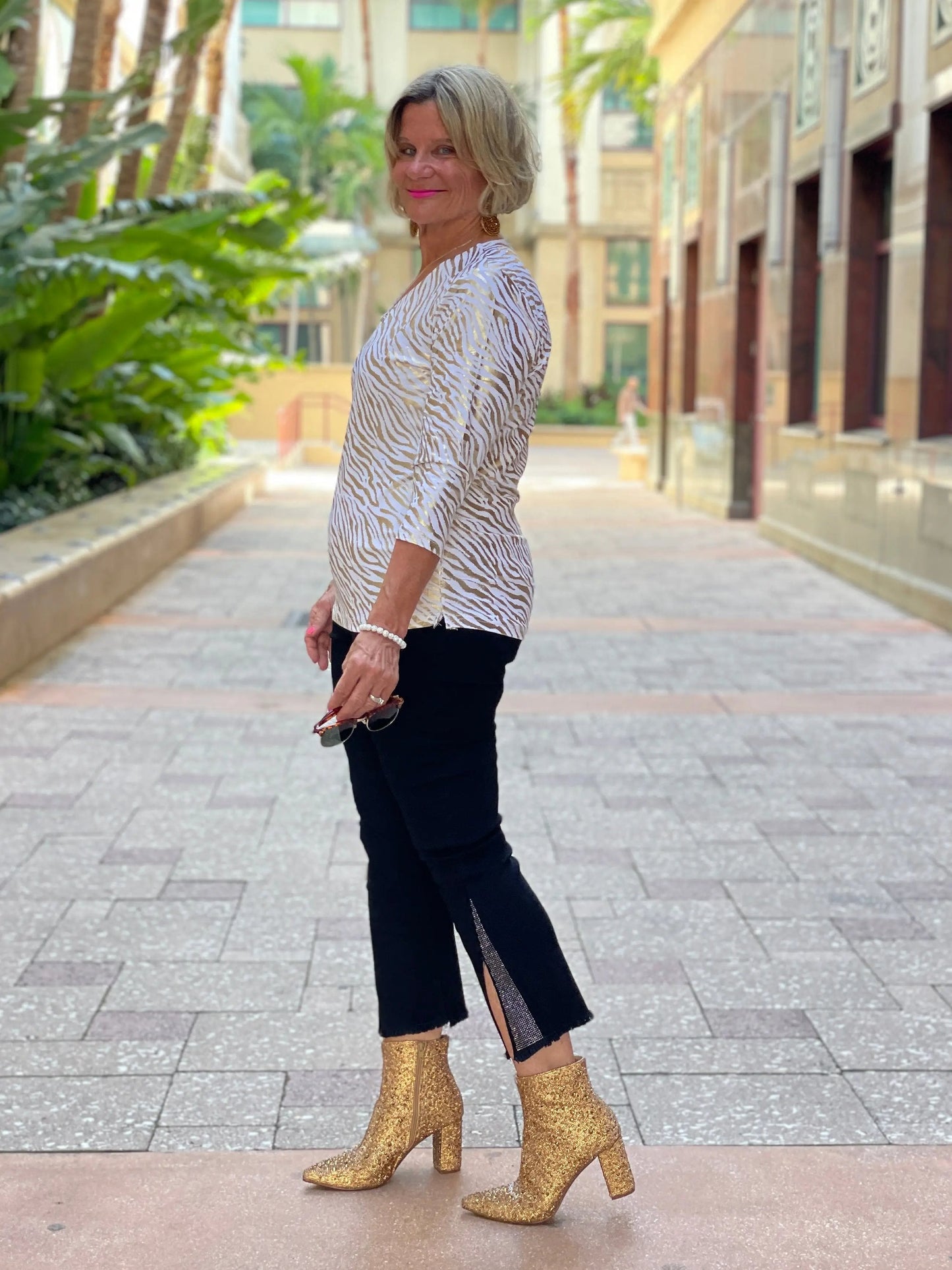 LULU-B WHITE LEME GOLD V-NECK TOP