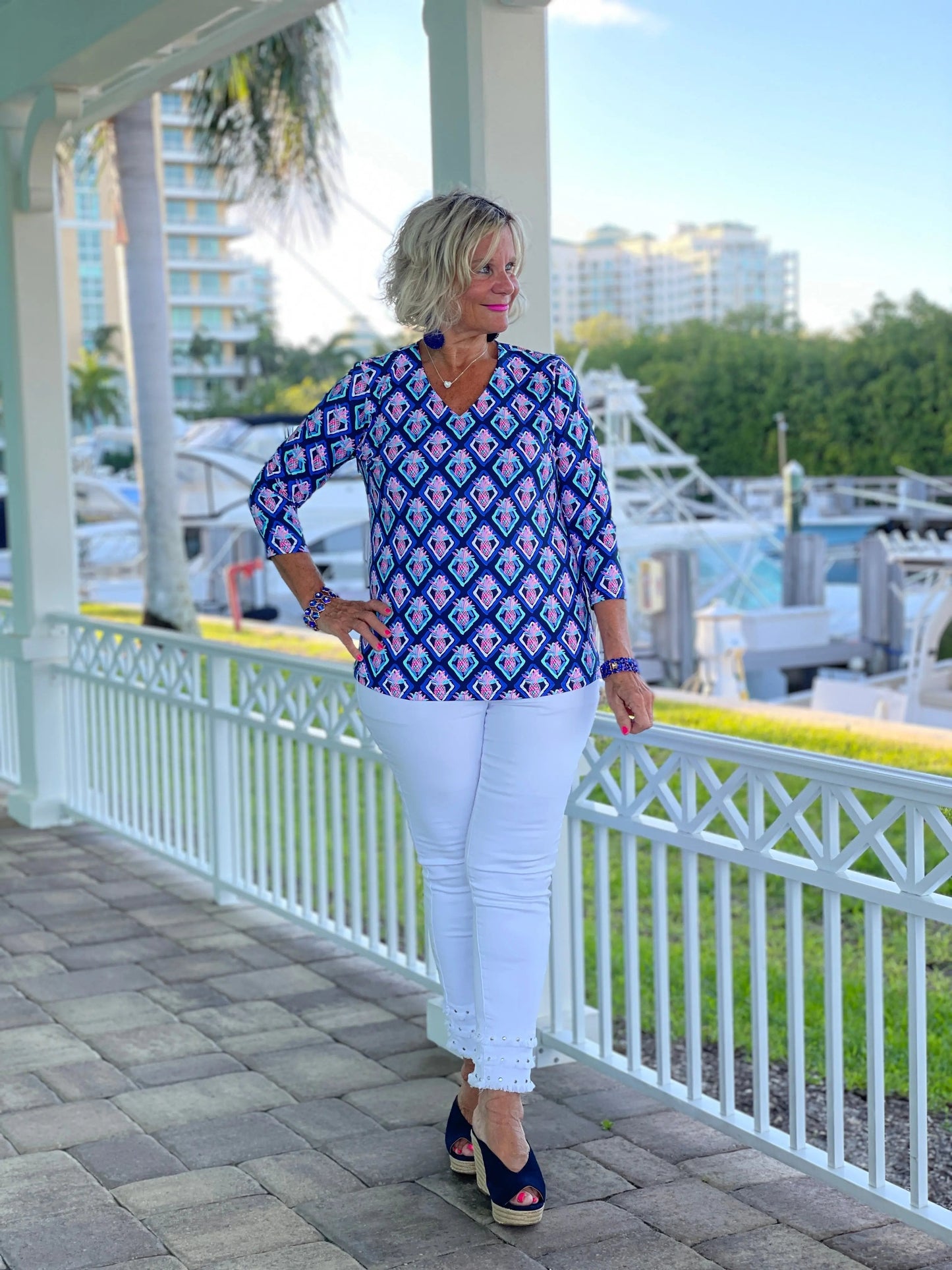 PINEAPPLE VAC V NECK TOP