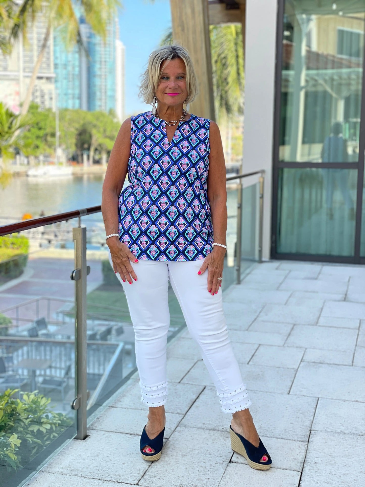 PINEAPPLE VACA SLEEVELESS V NECK