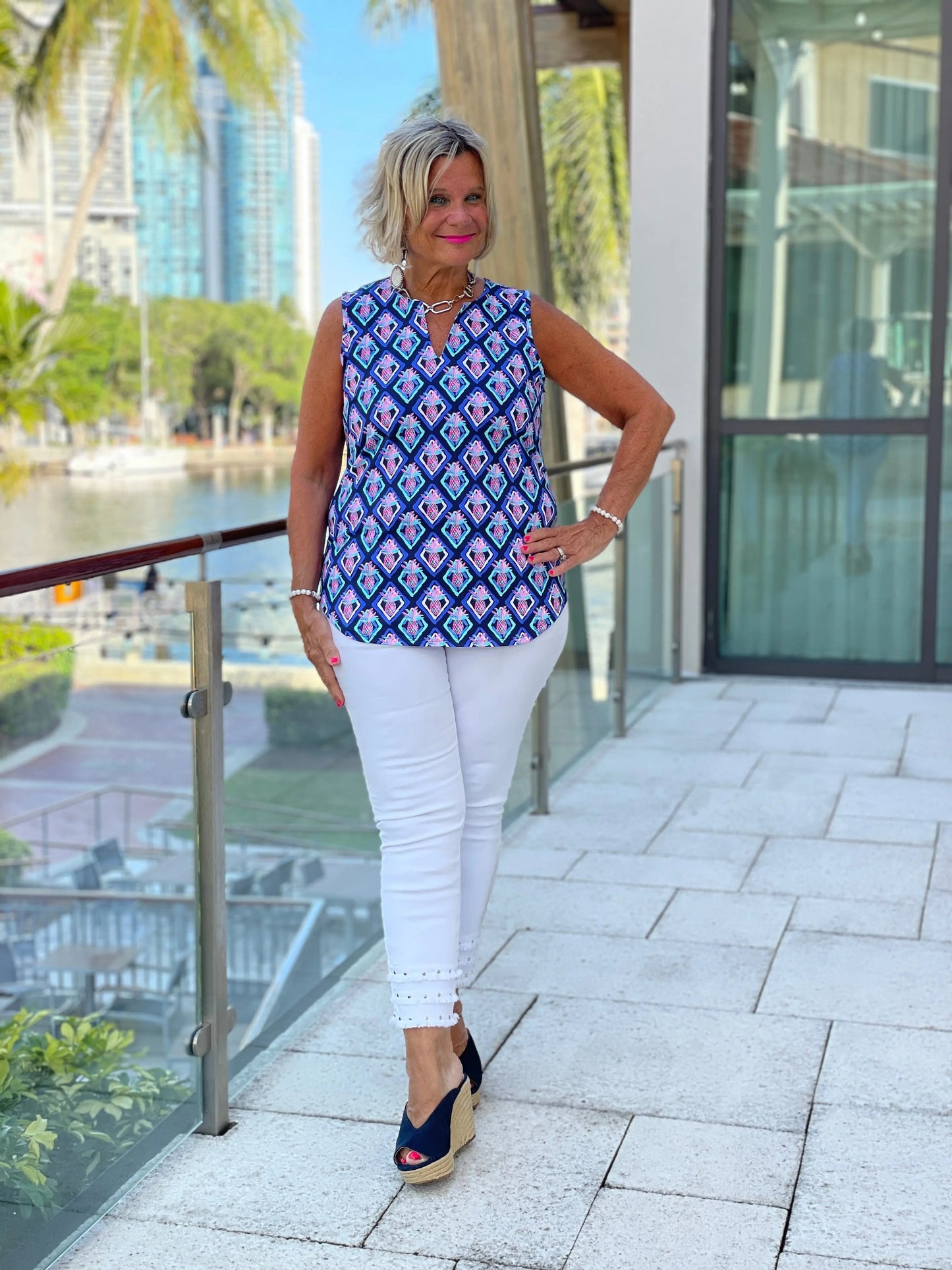 PINEAPPLE VACA SLEEVELESS V NECK