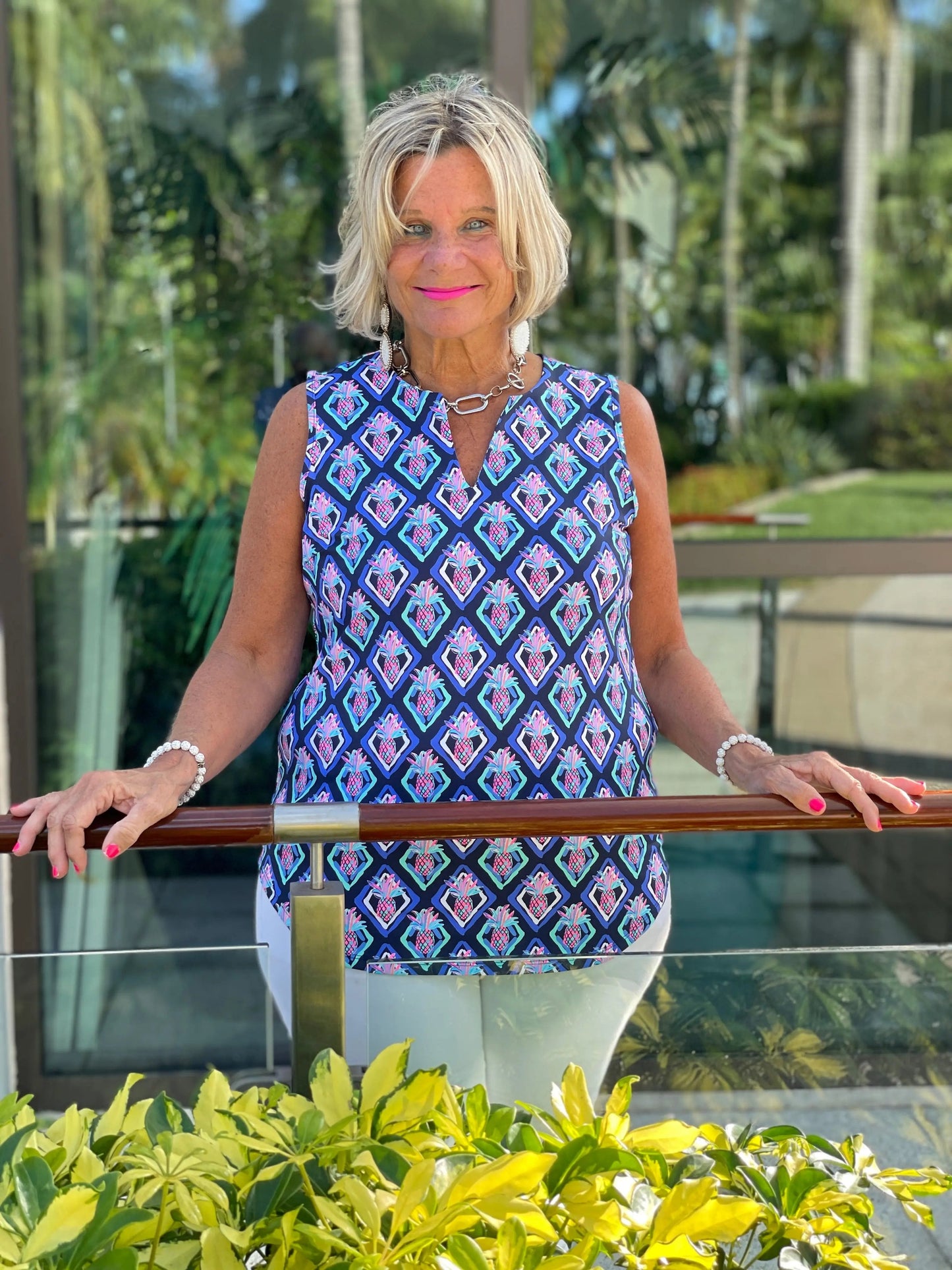 PINEAPPLE VACA SLEEVELESS V NECK